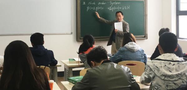 吕幼新老师正在上《信号与系统》课程 (2).JPG 吕幼新老师正在上《信号与系统》课程 (2).JPG