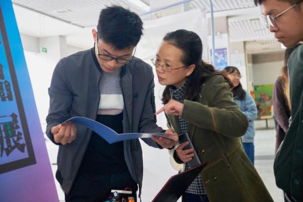 6. 现场紧急指导抢修的老师.jpg 6. 现场紧急指导抢修的老师.jpg